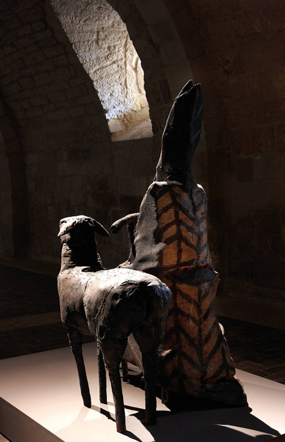 „Czarny Papież i Czarna Owca”, 1987, wystawa „ctrl”, Abadia de Santo Domingo de Silos, Museo Nacional Centro de Arte Reina Sofia, kolekcja Muzeum Sztuki Nowoczesnej w Warszawie, fot. Attilio Maranzano