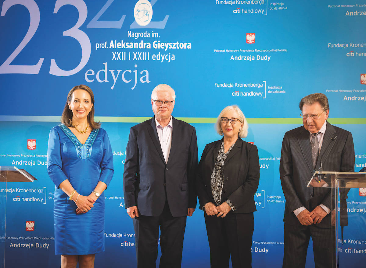 Od lewej: Elżbieta Czetwertyńska, CEO Citi Handlowy i fundator nagrody, laureat prof. Jerzy Hausner, prof. Anna Giza-Poleszczuk, prof. Andrzej Rottermund, przewodniczący Kapituły Nagrody im. A. Gieysztora. Fot. Jarosław Jaworski/Fundacja Kronenberga 