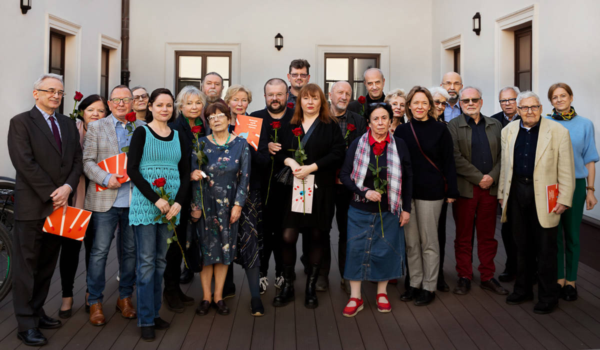 Od lewej: Adam Pomorski, Sława Lisiecka, Andrzej Titkow, Irena Makarewicz, Joanna Papaj, Jolanta Kessler, Andrzej S. Jagodziński, Iwona Smolka, Krystyna Kofta, Maciej Stroiński, Andrej Chadanowicz, Agnieszka Lubomira Piotrowska, Zbigniew Machej, Jan Maria Kłoczowski, Anna Bernat-Ciechan, Anna Piwkowska, Sylwia Siedlecka, Hanna Karpińska, Janusz Fogler, Tadeusz Nyczek, Michał Komar, Andrzej Zaniewski, Joanna Orłoś. Fot. Karpati&Zarewicz