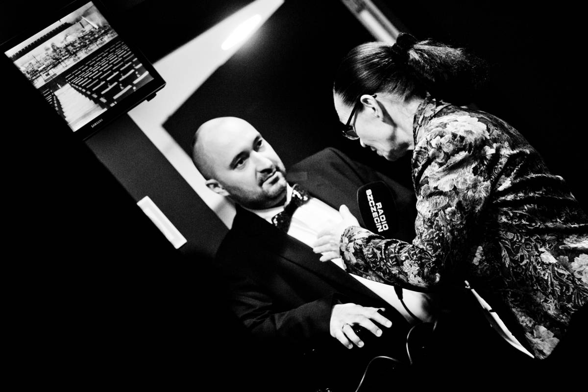 Miłosz Bembinow udzielający wywiadu dla Radia Szczecin Fot. Kinga Karpati&Daniel Zarewicz PRESTIGE PORTRAIT