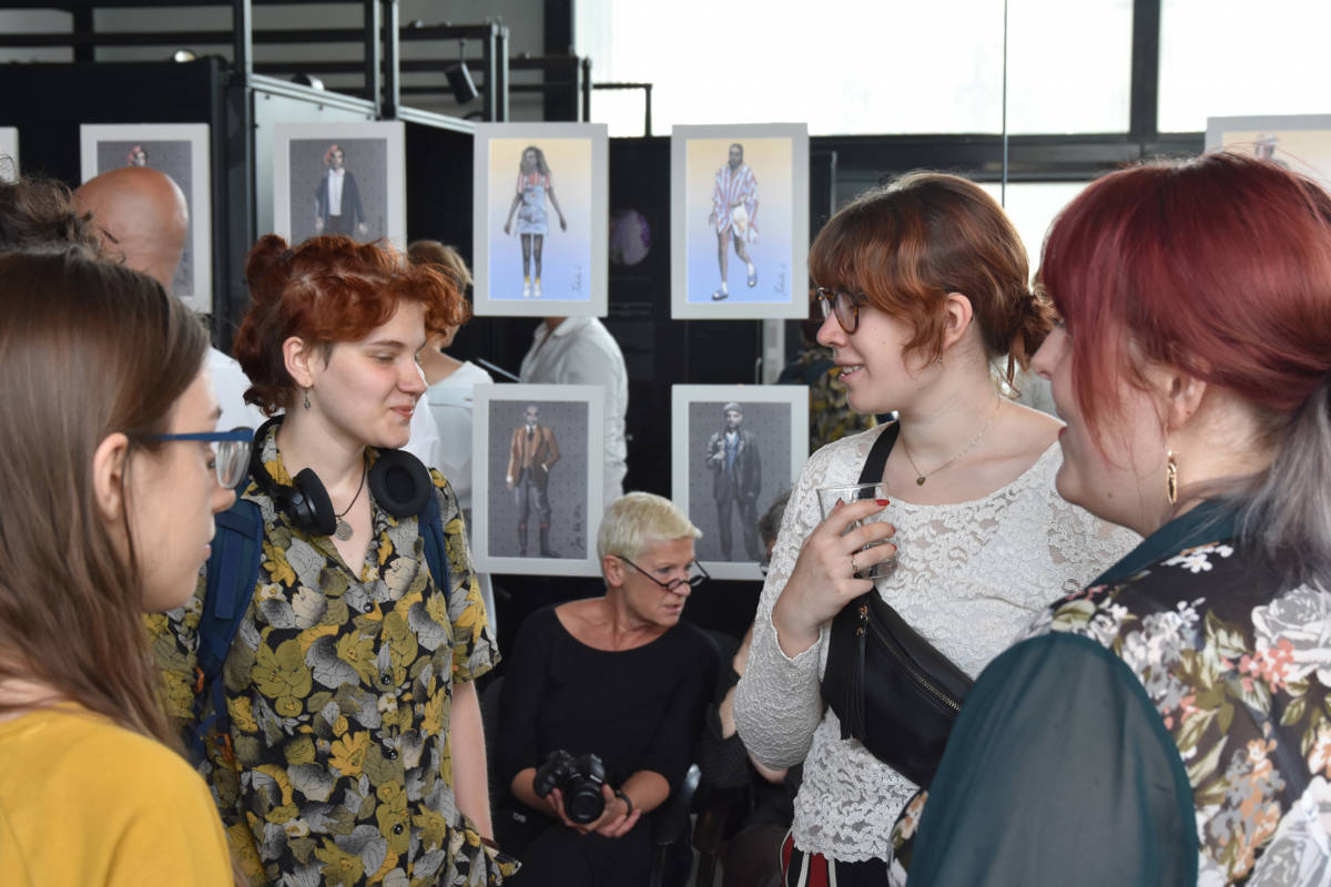 Studentki Katedry Scenografii, w środku prof. Urszula Smaza-Gralak. Fot. Sebastian Siepietowski