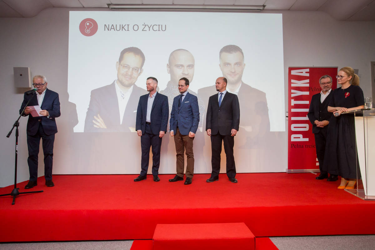 Michał Komar, finaliści w dziedzinie nauk o życiu oraz Jerzy Baczyński i Agnieszka Krzemińska. Fot. Adam Stępień 