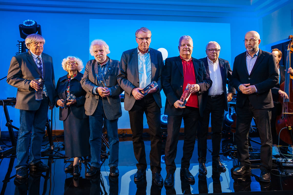 Laureatka i laureaci Nagród 100-lecia ZAiKS-u z Michałem Komarem i Januszem Foglerem