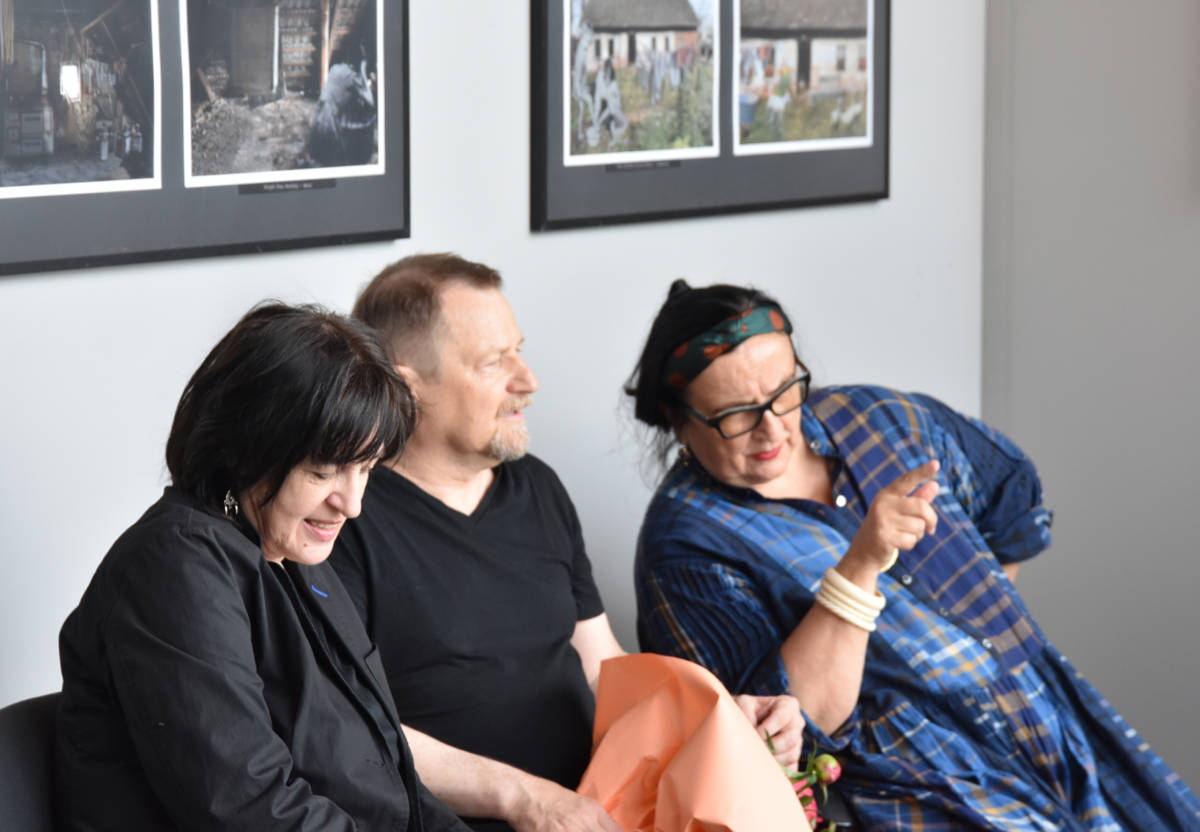 Od lewej: prof. Małgorzata Komorowska (ASP Kraków), prof. Marek Chowaniec (ASP Warszawa), Małgorzata Szczęśniak. Fot. Sebastian Siepietowski 