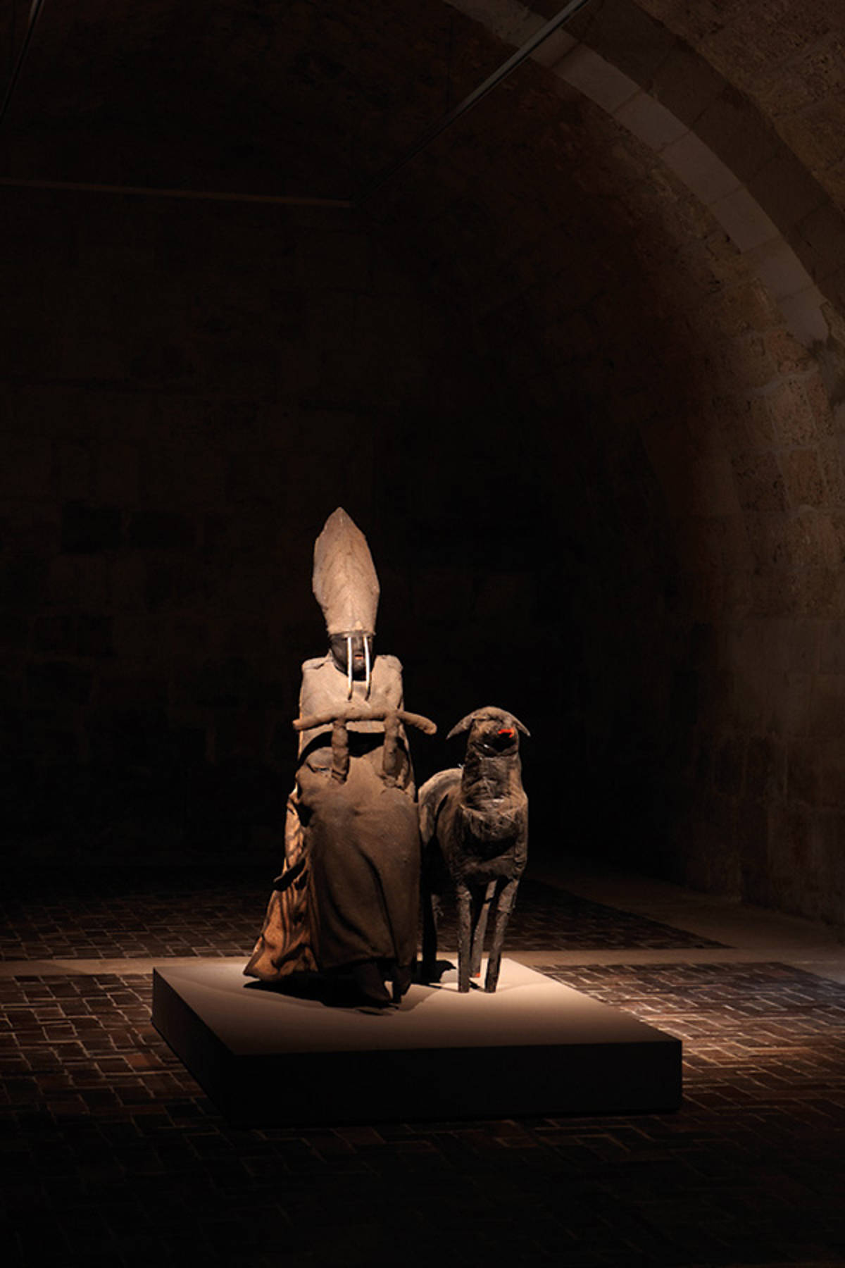 „Czarny Papież i Czarna Owca”, 1987, wystawa „ctrl”, Abadia de Santo Domingo de Silos, Museo Nacional Centro de Arte Reina Sofia, kolekcja Muzeum Sztuki Nowoczesnej w Warszawie, fot. Attilio Maranzano