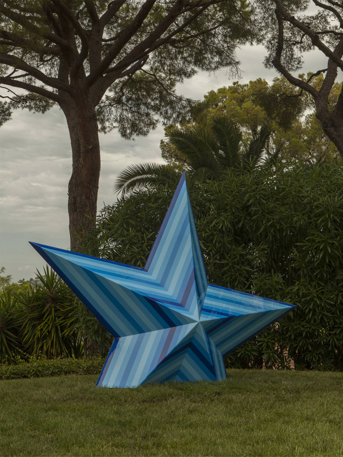 Sinking Star – stal czarna, żywica, lakier samochodowy, ca. 3,6 m szerokości, własność prywatna, Saint-Jean-Cap-Ferrat, Francja, 2018