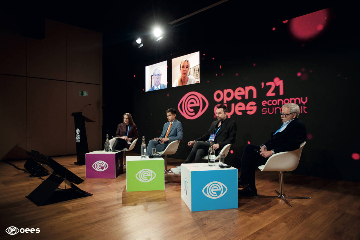 Panel Krajobraz po bitwie - rozmowa o ekonomicznych, kulturowych, psychologicznych i ekologicznych efektach pandemii.  Od lewej: Tamara Kamińska, Marcin Napiórkowski, Stanisław Trzciński, Michał Komar, online Wojciech Cellary i Aleksandra Przegalińska 