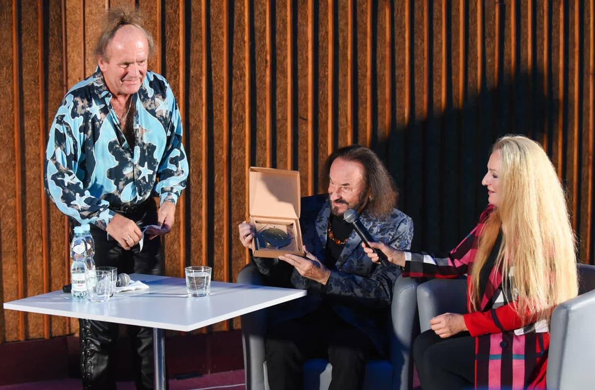 Mietek Jurecki, Stan Borys z Medalem 100-lecia ZAiKS-u i Anna Maleady. Fot. Krzysztof Radzki 
