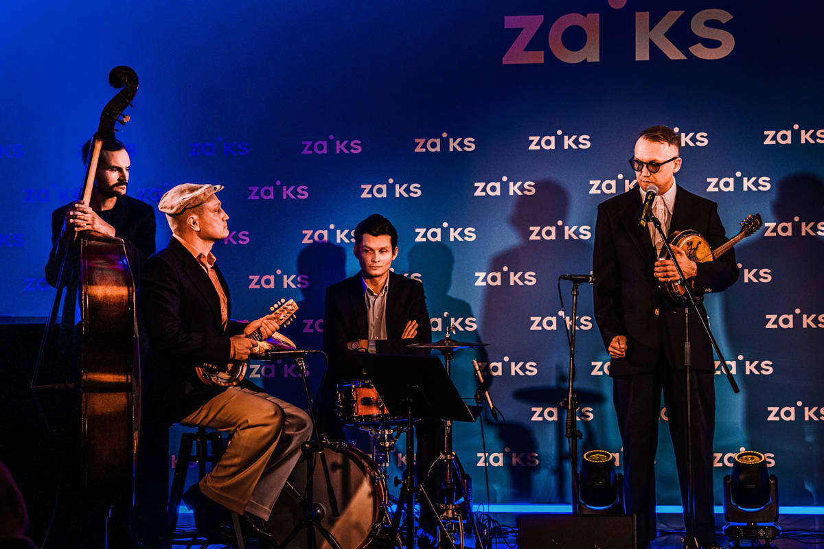 Jan Emil Młynarski ze swoim trio jazzowym w składzie: Piotr Zabrodzki – pianino, Max Mucha – kontrabas, Patryk Dobosz – perkusja, fot. Karpati&Zarewicz