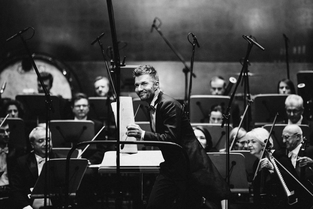 Adam Sztaba i Orkiestra Filharmonii w  Fot. Kinga Karpati&Daniel Zarewicz PRESTIGE PORTRAIT
