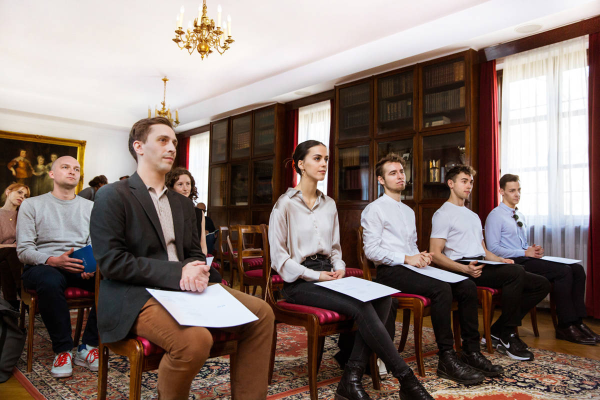 Od lewej: Janusz Orlik, Anatoliy Ivanov, Bogumiła Szaleńczyk, Julia Buczyńska, Mateusz Pindelski, Piotr Jeznach, Joshua Legge. Fot. Karpati&Zarewicz