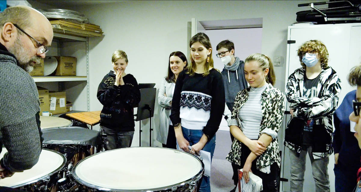 Od lewej Jacek Wierzchowski (muzyk OSFS, perkusista prowadzący warsztat gościnnie), Mikołaj Romaniuk, Anna Maria Huszcza, Agata Pałamar, Filip Gołdanowski, Irena Kiełbasińska, Antoni Szala. Fot. Marcin Kołłek 