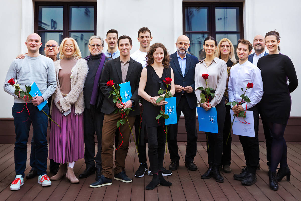 Od lewej: Janusz Orlik, Emil Wesołowski, Hanna Kamińska, Przemysław Śliwa, Joshua Legge, Anatoliy Ivanov, Piotr Jeznach, Bogumiła Szaleńczyk, Janusz Fogler, Julia Buczyńska, Zofia Rudnicka, Mateusz Pindelski, Miłosz Bembinow, Kaya Kołodziejczyk. Fot. Karpati&Zarewicz