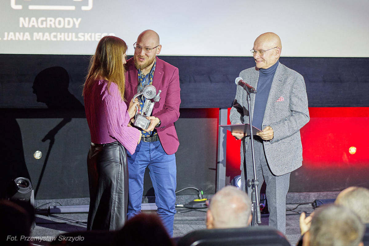 Nagroda za najlepszy scenariusz dla Mai Markowskiej. Z prawej Wojciech Jędrkiewicz. Fot. Przemysław Skrzydło