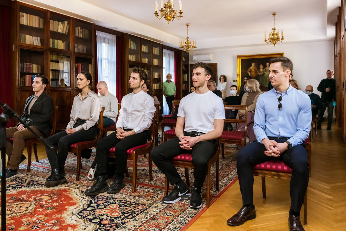 Od lewej: Anatoliy Ivanov, Julia Buczyńska, Mateusz Pindelski, Piotr Jeznach, Joshua Legge. Fot. Karpati&Zarewicz
