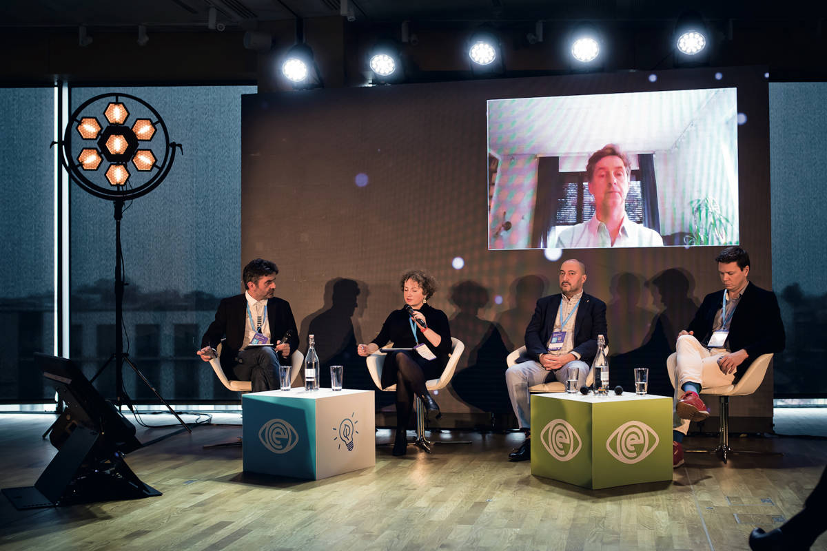 Kto komu i ile płaci za muzykę w internecie, czyli panel Podziały tantiem w serwisach streamingowych.  Rozmawiali (od lewej): Marek Hojda, Anna Misiewicz, Miłosz Bembinow, Marcin Olender, online Marek Włodarczyk 