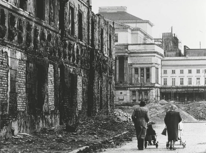 Dom pod Królami, w głębi Teatr Wielki, wiosna 1945