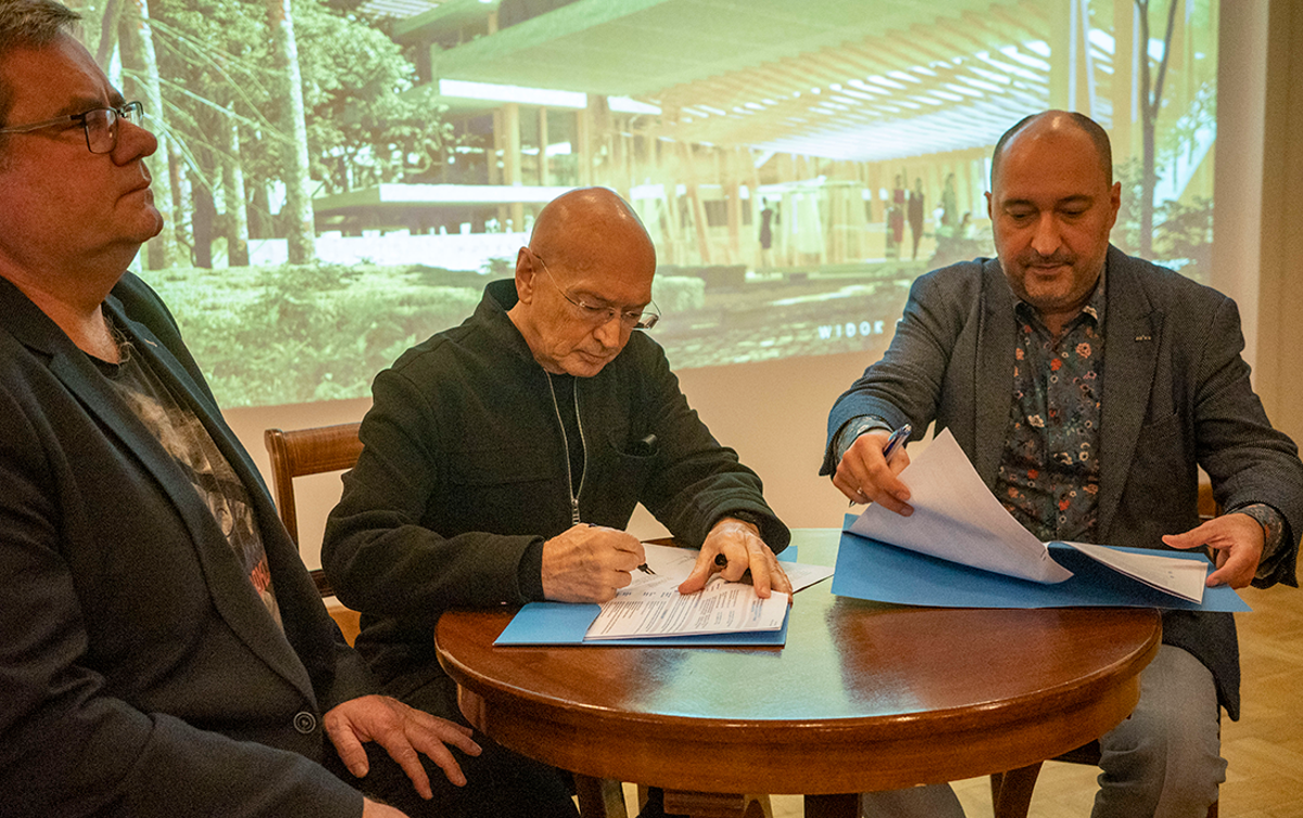 Podpisywanie umowy. Na zdjęciu: Wojciech Byrski, Bolesław Stelmach, Miłosz Bembinow, fot. Witold Krassowski