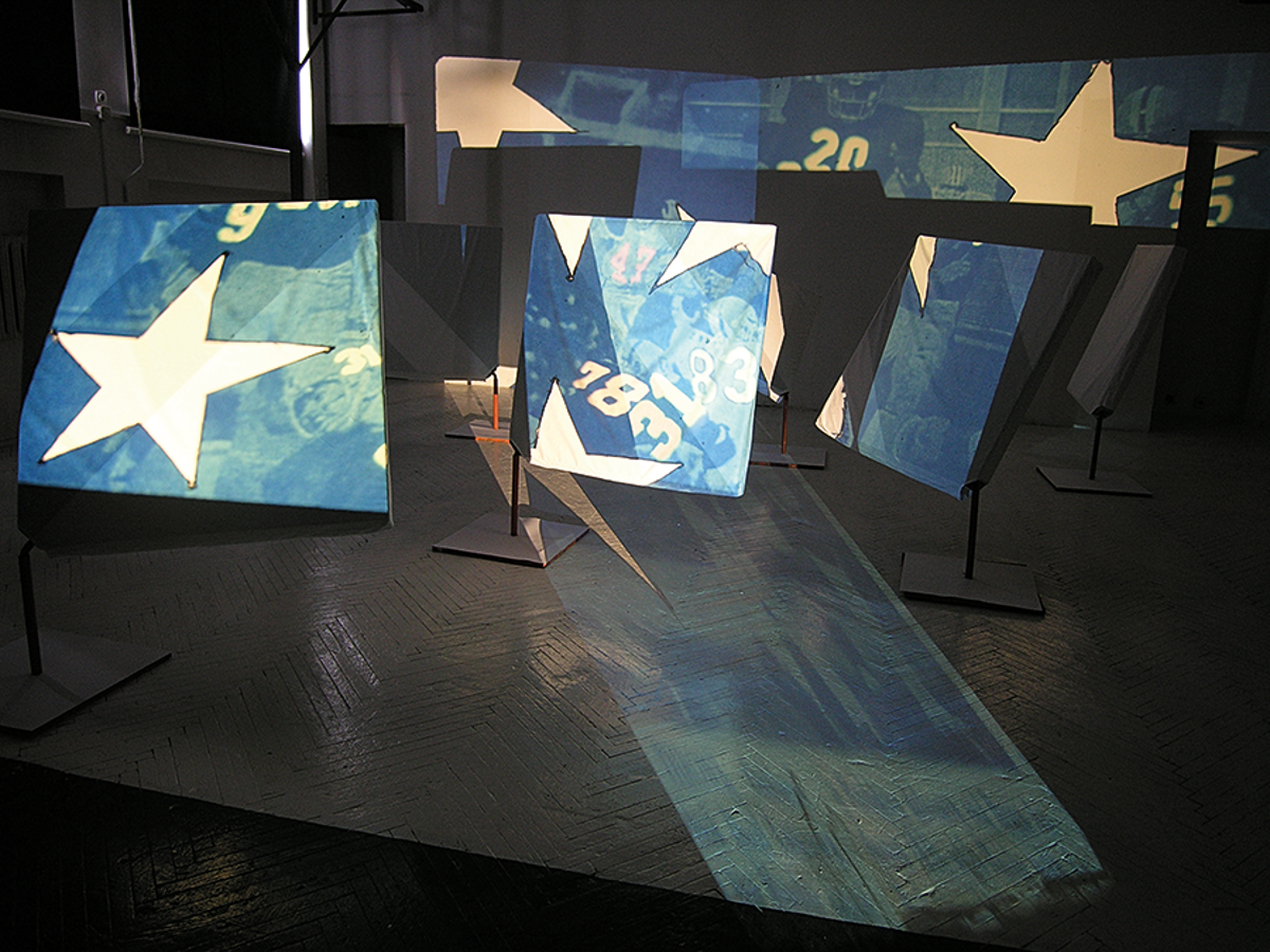 Wersja Żywego kolażu, 2006 – obrazy rzutowane na panele Kompozycji manipulacyjnej. fot. arch. artysty