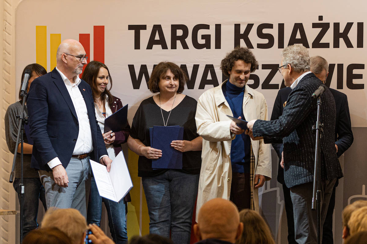 Krzysztof Lewandowski wręcza nagrodę Academia Tomaszowi Szerszeniowi. Fot. Autorzy Książek w Obiektywie