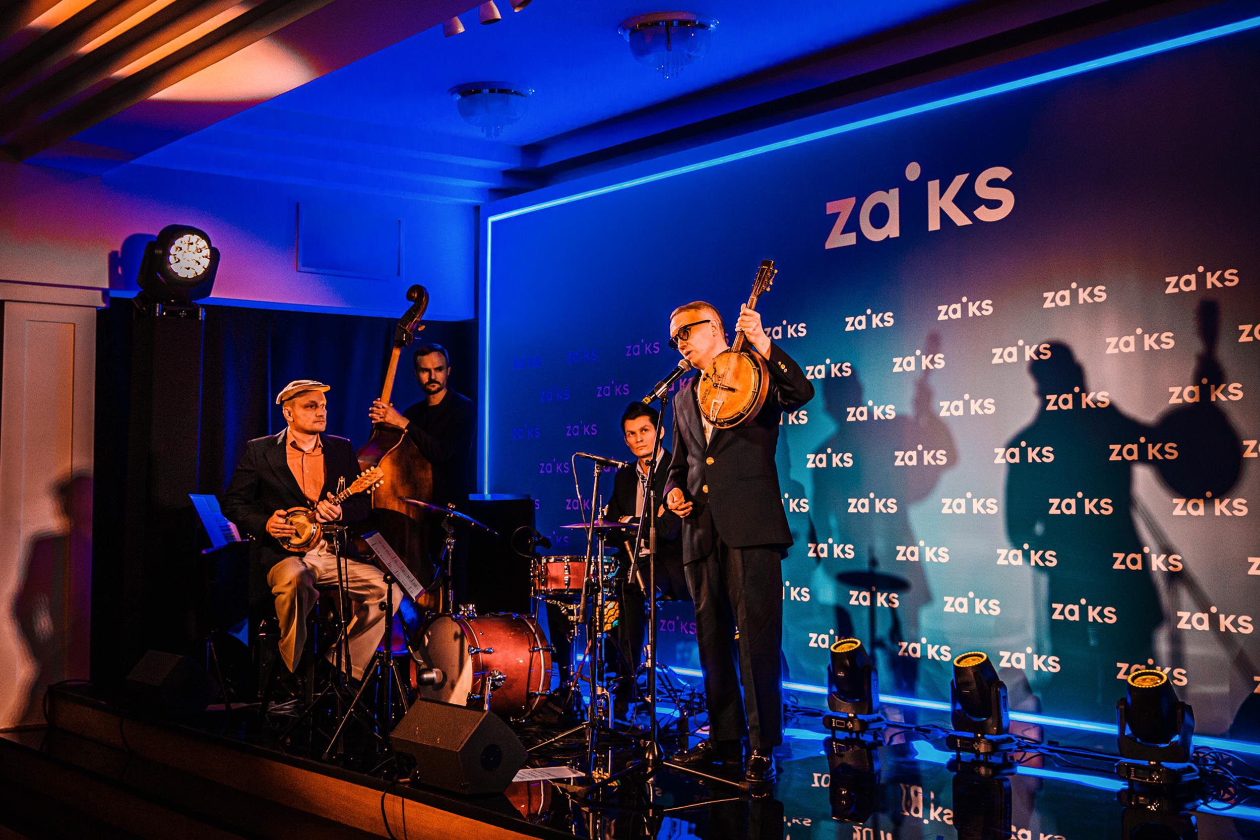 Jan Emil Młynarski ze swoim trio jazzowym w składzie Piotr Zabrodzki – pianino, Max Mucha – kontrabas i Patryk Dobosz – perkusja Fot. Karpati&Zarewicz