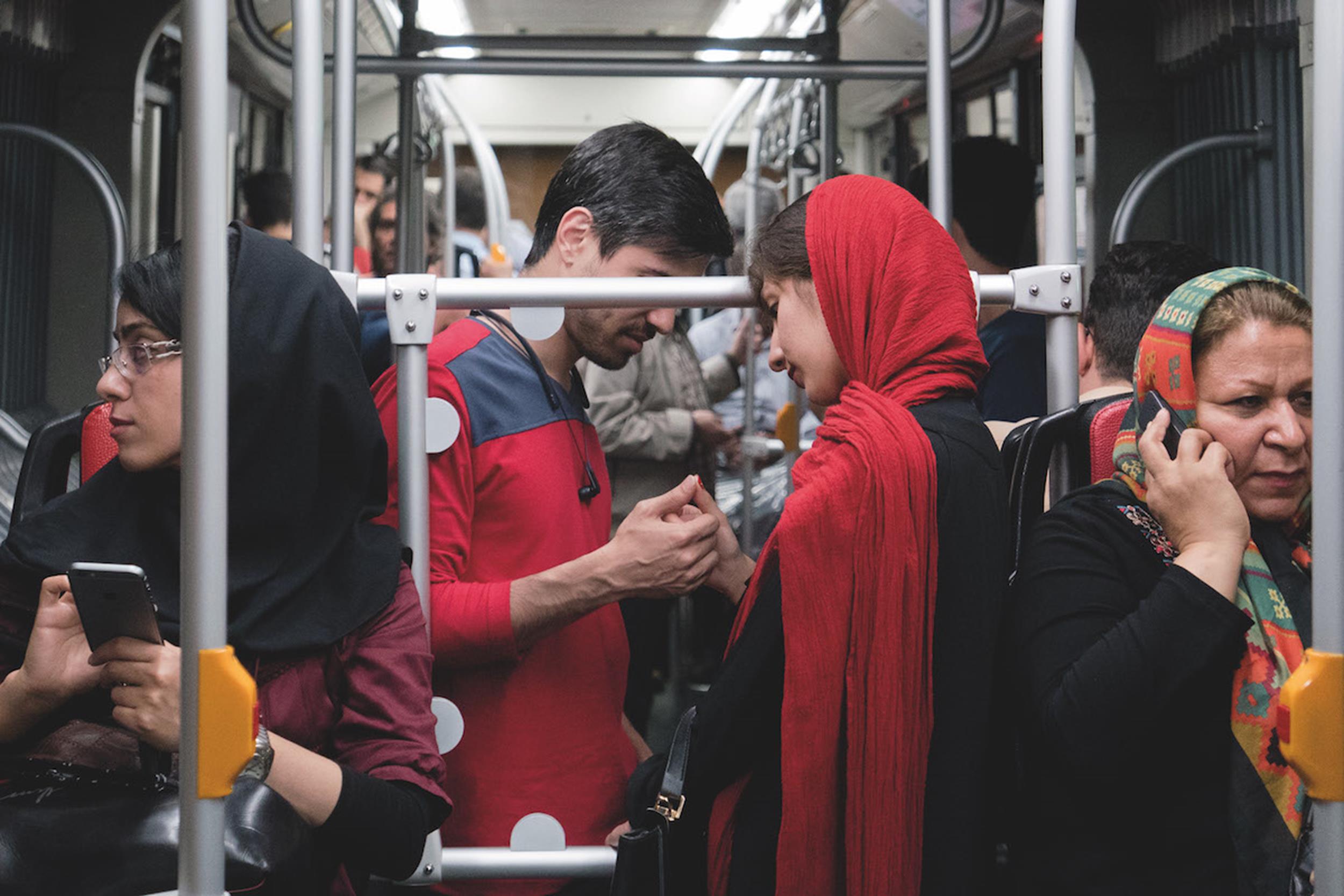 LUDZIE: Konstancja Nowina Konopka, Agencja Fotograficzna Edytor. Iran. Przestrzeń miejskiego autobusu w Teheranie jest podzielona z przyczyn kulturowo-religijnych. Osobno podróżują kobiety, osobno mężczyźni. Miłość nie zna tych granic. 1 maja 2017