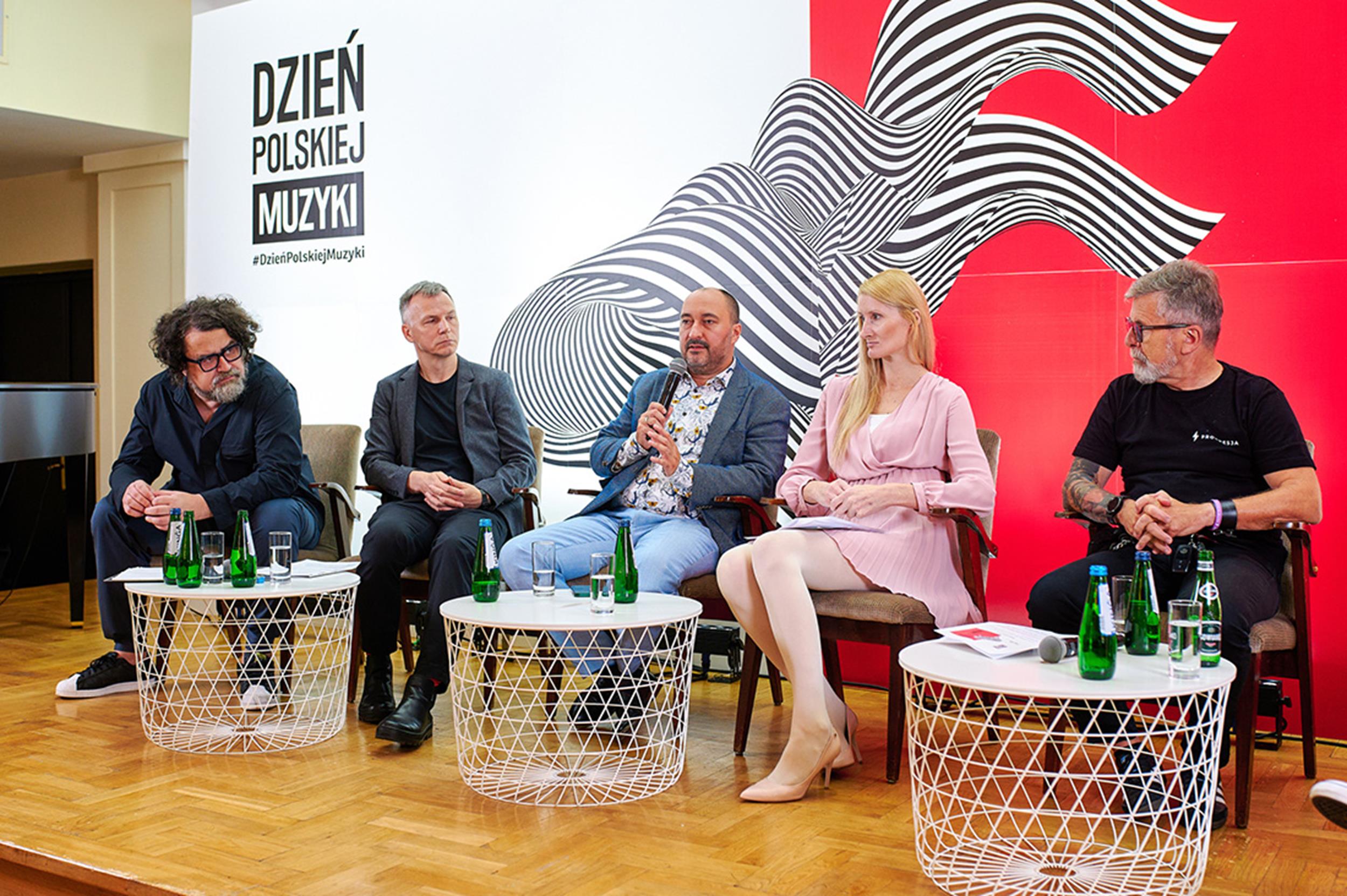 od lewej: Krzysztof Bąk, Paweł Walicki, Miłosz Bembinow, Anna Ceynowa, Marek Laskowski; fot. Darek Kawka