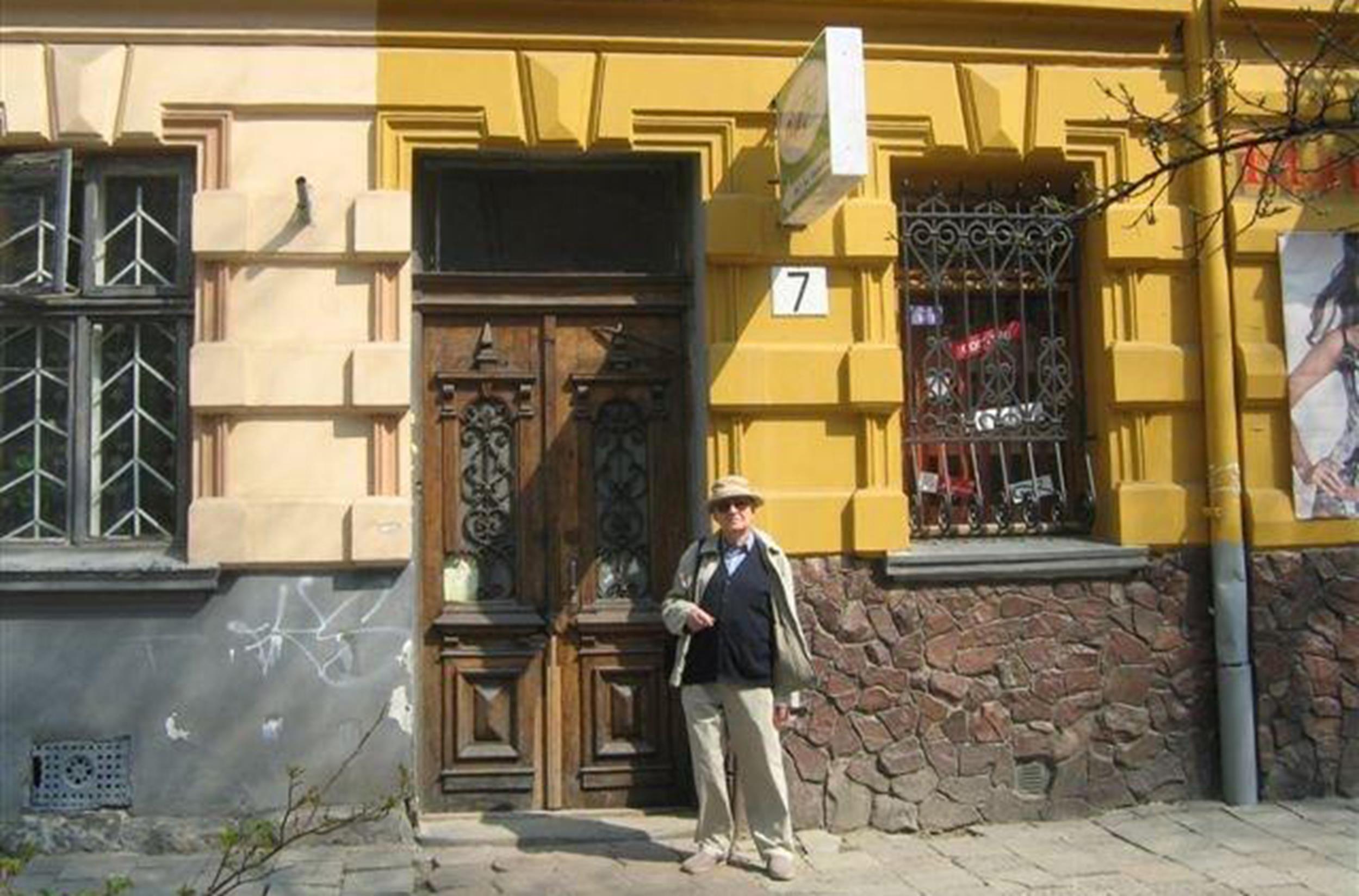 „Lwów, była ulica Kochanowskiego, stoję przed domem, w którym się urodziłem”. Fot. Archiwum prywatne Jacka Bocheńskiego