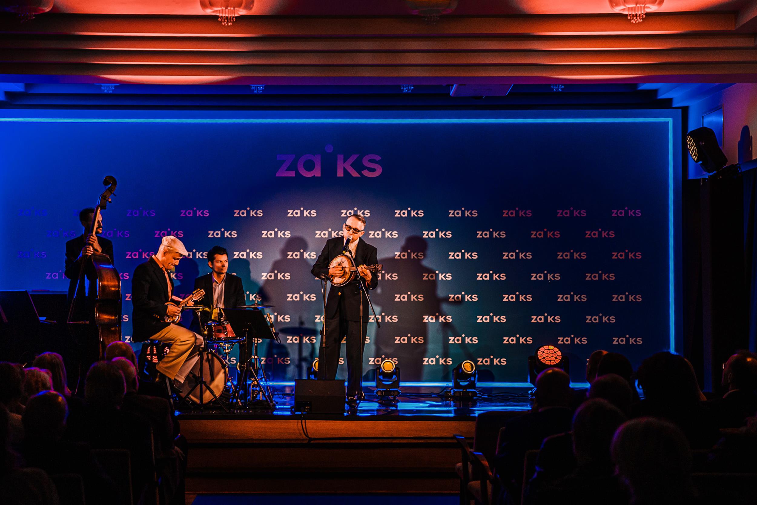 Jan Emil Młynarski ze swoim trio jazzowym w składzie Piotr Zabrodzki –pianino, Max Mucha –kontrabas, Patryk Dobosz –perkusja Fot. Karpati&Zarewicz
