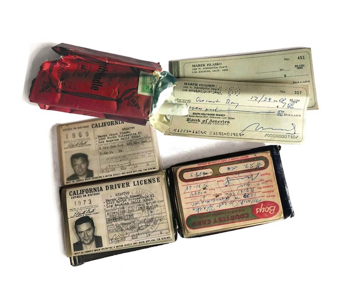 Czeki, plakietka aeroklubu w Santa Monica, portfel oraz ostatnia paczka papierosów, pochodzą z prywatnego archiwum Agnieszki Czyżewskiej – spadkobierczyni Marka Hłaski